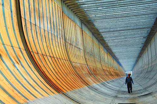 　　一榀榀梁式槽相連，丹江水將從這里穿過。