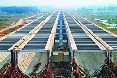 梁式渡槽橫跨沙河。