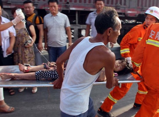 安陽(yáng)11歲女孩被40噸大貨車(chē)碾壓 始終沒(méi)落一滴淚