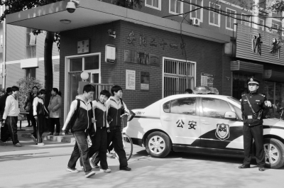 學生上下學高峰期 安陽特警安排“護學崗”