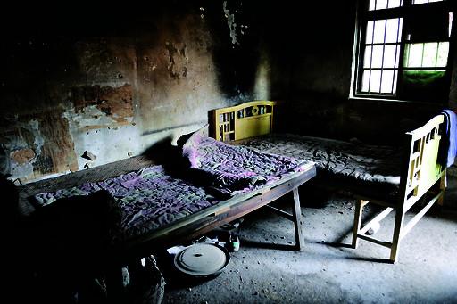 姐妹倆的臥室長期不通風，又潮又悶