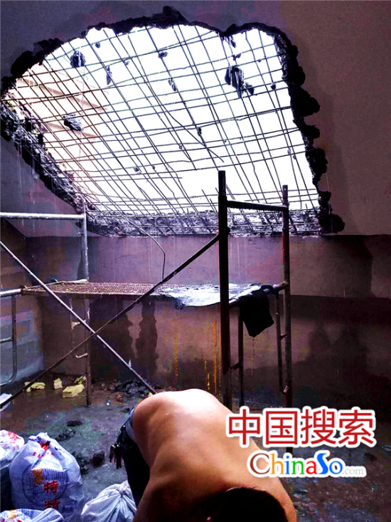 樓頂被鑿開大洞，鋼筋裸露