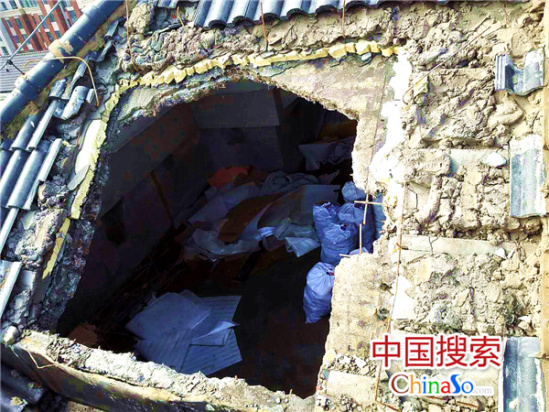 開封一業(yè)主私自鑿開房頂　律師:住建局涉嫌不作為