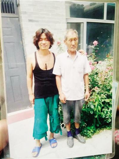 拍片間隙，王寶強(qiáng)與楊林貴在片場(chǎng)合影