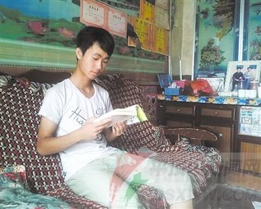 大學(xué)還沒開學(xué)，谷新成已開始瀏覽有關(guān)法律的書籍