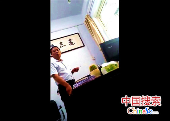 網(wǎng)曝三門峽一鄉(xiāng)干部對(duì)群眾爆粗口 并拉進(jìn)女廁所毆打 網(wǎng)曝三門峽一鄉(xiāng)干部對(duì)群眾爆粗口 并拉進(jìn)女廁所毆打