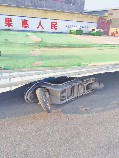 事發(fā)現(xiàn)場，男子的電動車還在鐵皮墻下壓著。