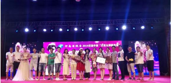 大賽總導(dǎo)演王軍嶺先生親臨現(xiàn)場(chǎng)，為報(bào)名點(diǎn)指導(dǎo)工作