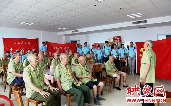 新鄉(xiāng)醫(yī)學(xué)院大學(xué)生暑期社會(huì)實(shí)踐隊(duì)員在新鄉(xiāng)市榮軍醫(yī)院聽老紅軍講述抗戰(zhàn)故事