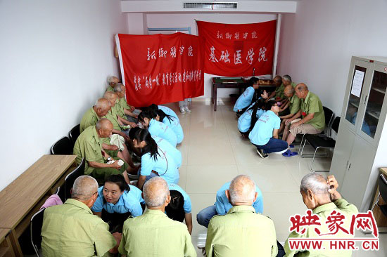 新鄉(xiāng)醫(yī)學(xué)院大學(xué)生暑期社會(huì)實(shí)踐隊(duì)員到新鄉(xiāng)市榮軍醫(yī)院為老紅軍、老戰(zhàn)士洗腳