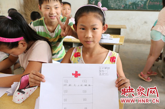 在以“中國(guó)夢(mèng)”主題 的繪畫課堂上，孩子們寫下了自己的夢(mèng)想