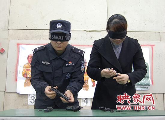 巾幗不讓須眉！鄭州女警蒙眼拆裝手槍不到一分鐘