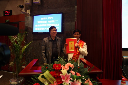 河南平頂山魯山縣電視臺的記者張朝岑，接過了河南電視臺9頻道總監(jiān)張克宣遞上的聘書。