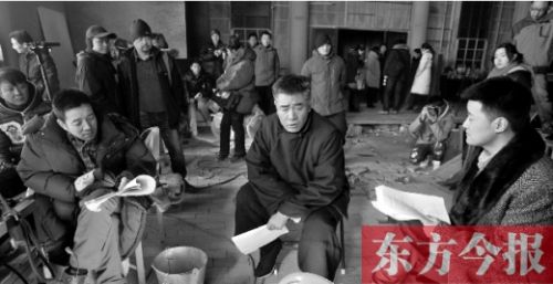 導(dǎo)演安建（左）、主演陳寶國(guó)等坐在一起說(shuō)戲