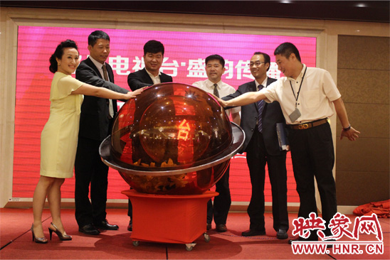 嘉賓們觸摸水晶球共同見證神圣時(shí)刻