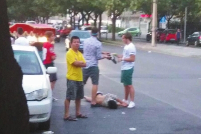 外籍男子當(dāng)街肩扛、腳踏醉漢