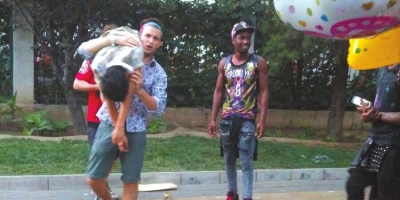 外籍男子當(dāng)街肩扛、腳踏醉漢