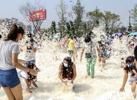 煙臺千人“枕頭大戰(zhàn)”迎中秋