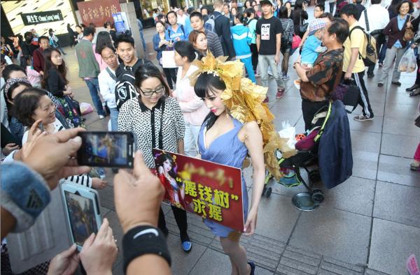 女子鬧市扮成“搖錢樹” 無(wú)人敢搖