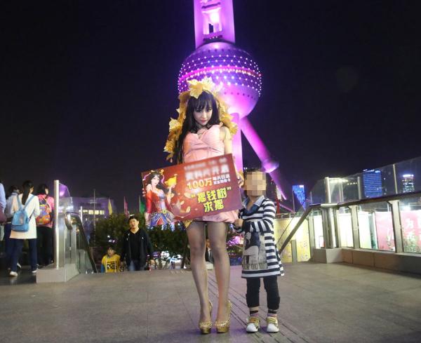 女子鬧市扮成“搖錢樹” 無(wú)人敢搖