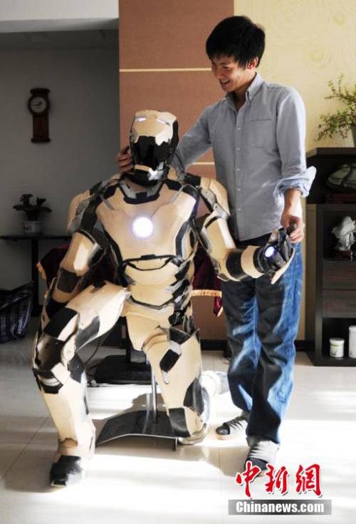 大學生自制“復(fù)仇者聯(lián)盟”全套服裝