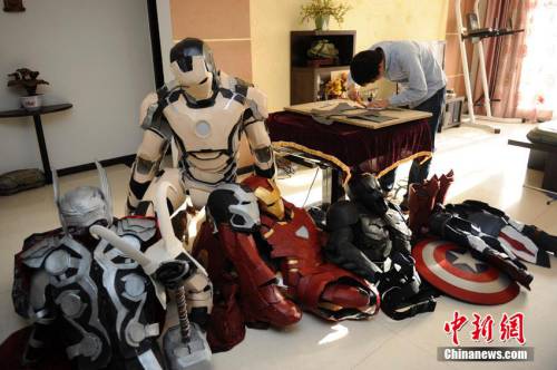 大學生自制“復(fù)仇者聯(lián)盟”全套服裝