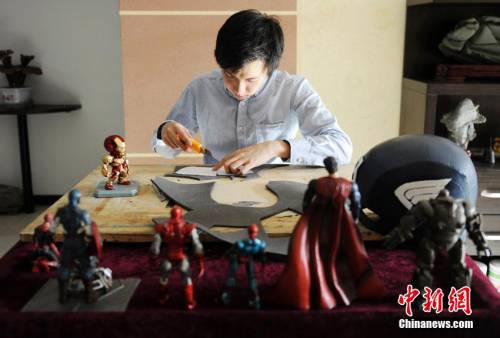 大學生自制“復(fù)仇者聯(lián)盟”全套服裝