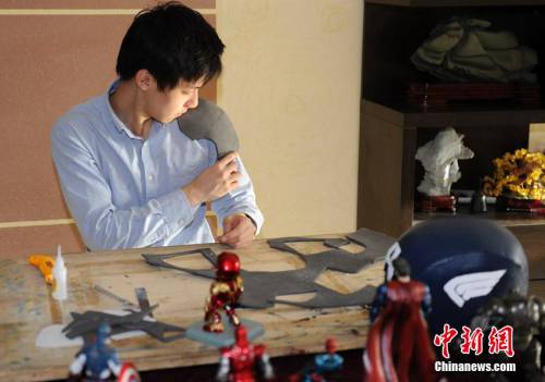 大學生自制“復(fù)仇者聯(lián)盟”全套服裝