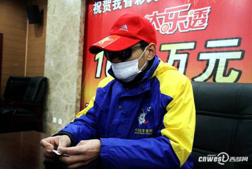 陜西超級(jí)大樂(lè)透1600萬(wàn)大獎(jiǎng)得主領(lǐng)獎(jiǎng)