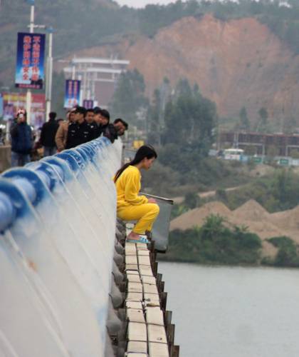 女子跳橋失蹤 網(wǎng)友指責警方處警不當