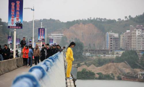 女子跳橋失蹤 網(wǎng)友指責警方處警不當