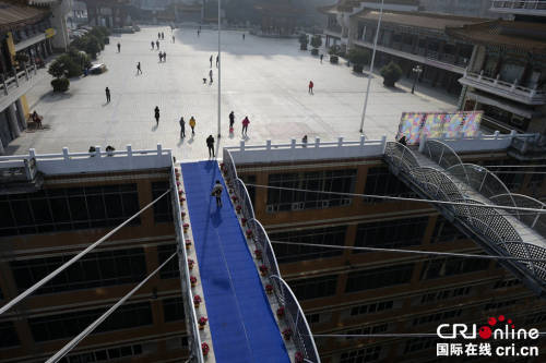 重慶現(xiàn)“最?！笨罩羞B廊 離地68.5米