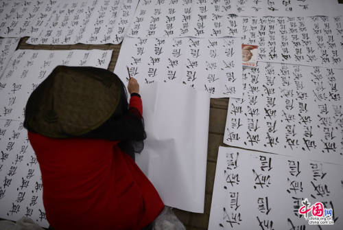 女子寫(xiě)1000個(gè)