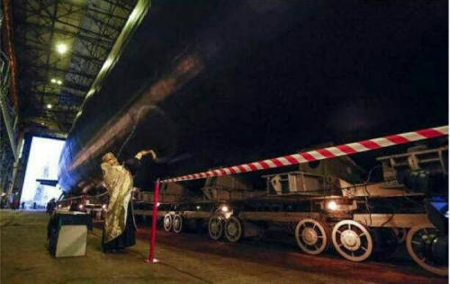 戰(zhàn)斗民族：牧師會(huì)開(kāi)光能打槍懂賣萌