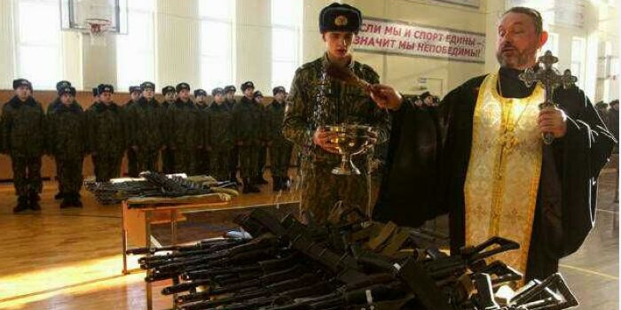 戰(zhàn)斗民族：牧師會(huì)開(kāi)光能打槍懂賣萌