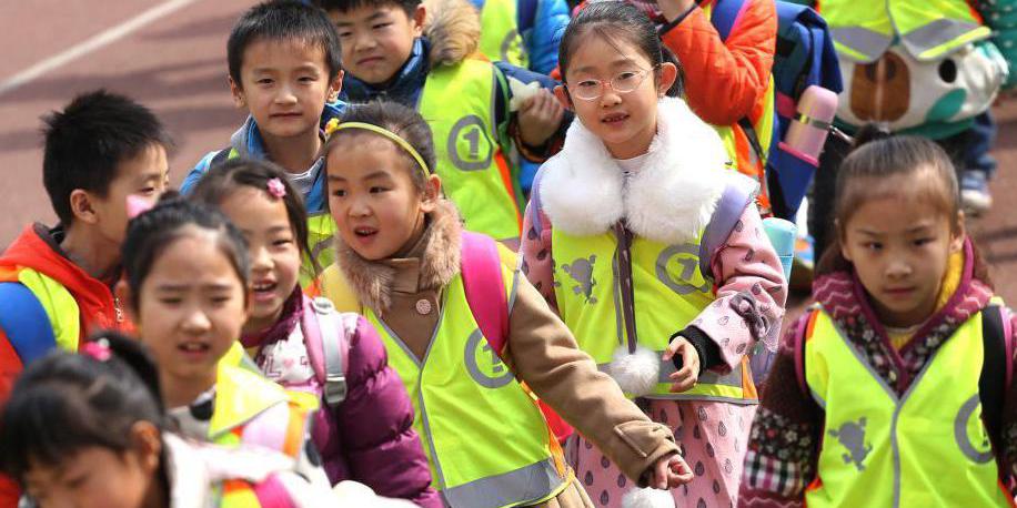 鄭州一小學(xué)為學(xué)生配發(fā) 鄭州一小學(xué)為學(xué)生配發(fā)