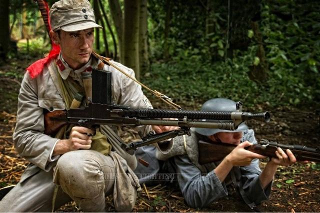 外國(guó)軍迷扮演中國(guó)抗戰(zhàn)軍人