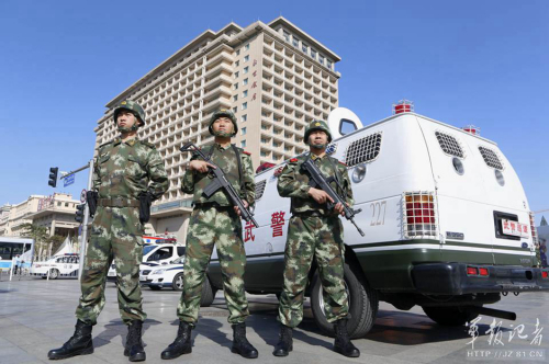 長(zhǎng)安街武警：全副武裝執(zhí)勤 最矮1米8