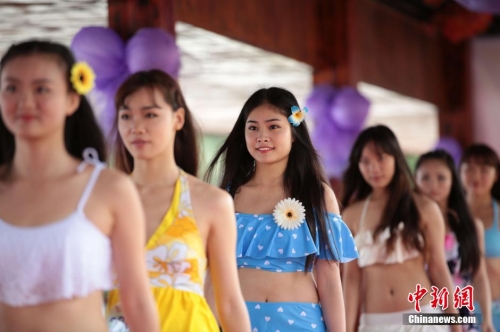 學生參加?；ㄐ２荽筚?穿比基尼秀身材