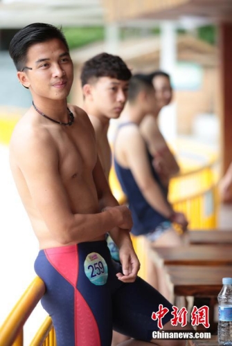 學生參加?；ㄐ２荽筚?穿比基尼秀身材