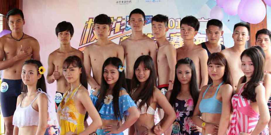 學生參加?；ㄐ２荽筚?穿比基尼秀身材