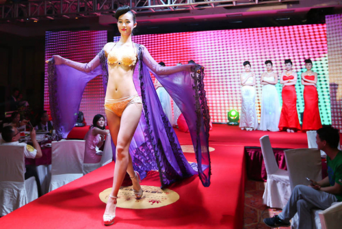 鄭州黃金內(nèi)衣秀現(xiàn)場 每套價值400萬元