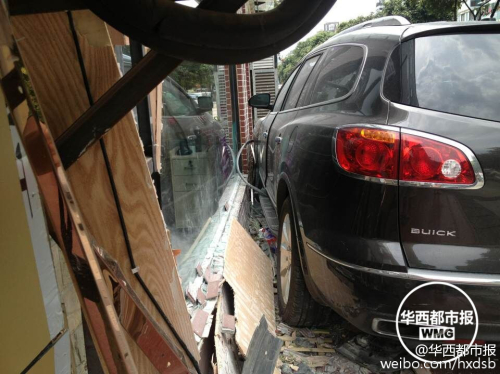 油門當剎車 越野車差點沖進理發(fā)店