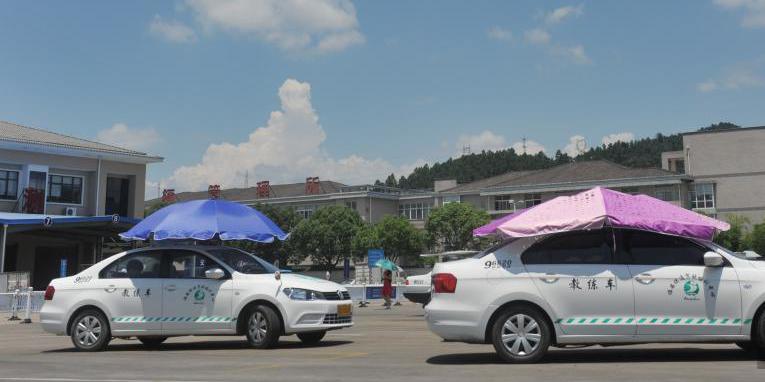 杭州一駕?，F(xiàn)遮陽(yáng)新招 教練車車頂撐傘