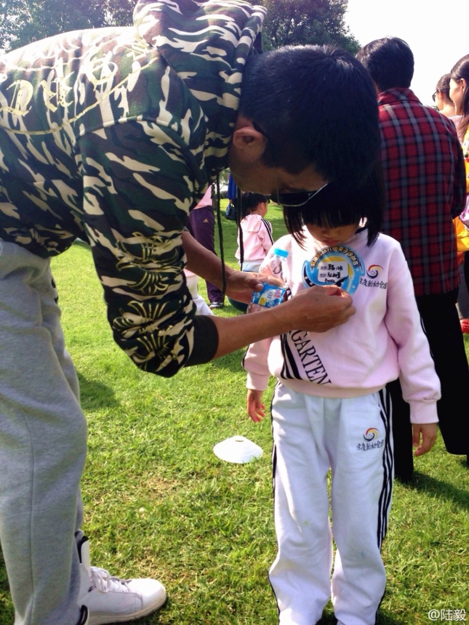 陸毅攜女參加親子運動會同做游戲