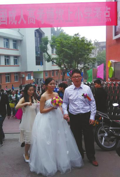 新郎向剛考完試的新娘送上鮮花。