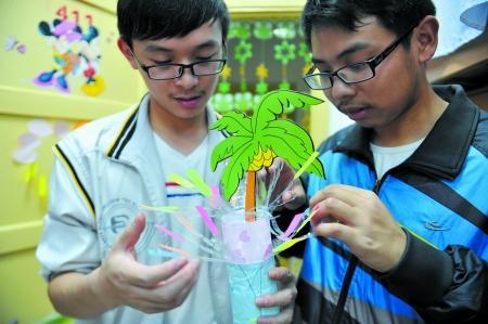 男生正把廢舊物做成裝飾品，裝扮女生寢室