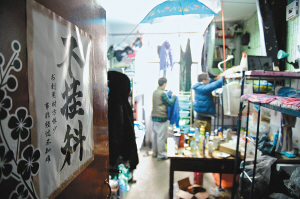 寢室門(mén)上的招貼表達(dá)了學(xué)生們的愿望，其實(shí)不逃課、少逃課才是不掛科的保證