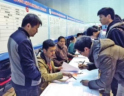 11月15日在華北水院舉行的水利水電專場招聘會上，萬余名畢業(yè)生來求職