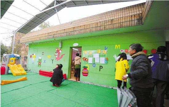 因?yàn)榕卵b修后的氣味影響孩子的健康，包括小葉在內(nèi)，很多家長(zhǎng)找到園方，要求換教室.